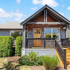 Modern 2BR in DT Renton, 3 AC, WS 95, Shop&Parks