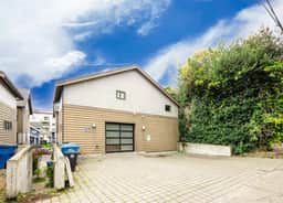 3BR Modern Townhome w, Parking Near UW & Childrens Hospital