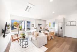 Modern 2024-Built Townhome, Near Hospitals & DT