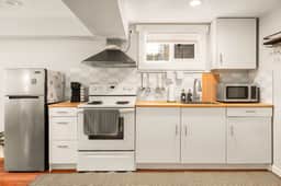 Spacious 2BR Home, Backyard Parking & UW