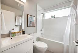 Eco-Friendly 3BR Retreat w, UW & Hospital