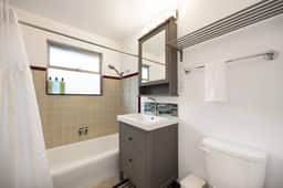 2BR Seattle Cozy Stay, AC, Near UW & Transit