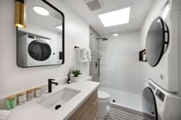 Modern 2BR Queen Anne Condo, Walk to Downtown - Image 5