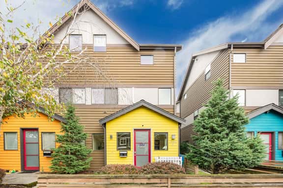 3BR Modern Townhome w, Parking Near UW & Childrens Hospital - Image 1