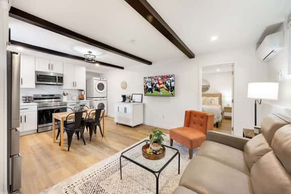 Designer 1BR Oasis | 1 Min to I-5 & Costco - Image 1