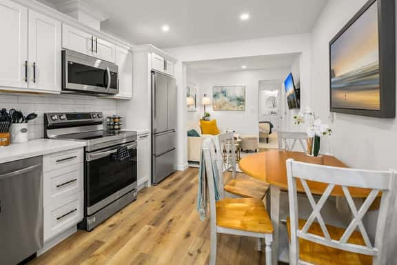 Brand New Designer's Stylish 1BR Home - 1min to I5 - Image 1
