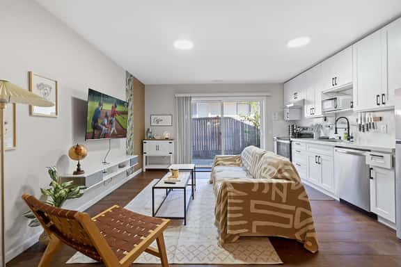 Designer Daylight Basement, Near Edmonds Downtown - Image 1