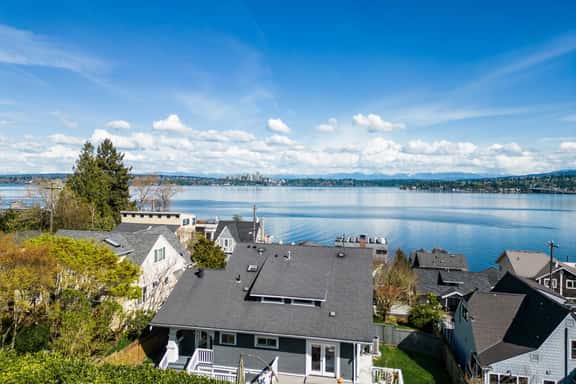 Leschi Retreat w, Breathtaking Water View,Sleeps 14 - Image 1
