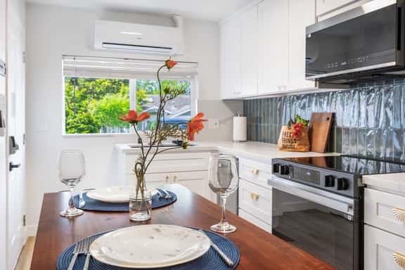 Modern 1BR Designer's Oasis 1min to I-5, Costo - Image 1
