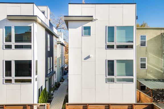 Modern 2024-Built Townhome, Near Hospitals & DT - Image 1