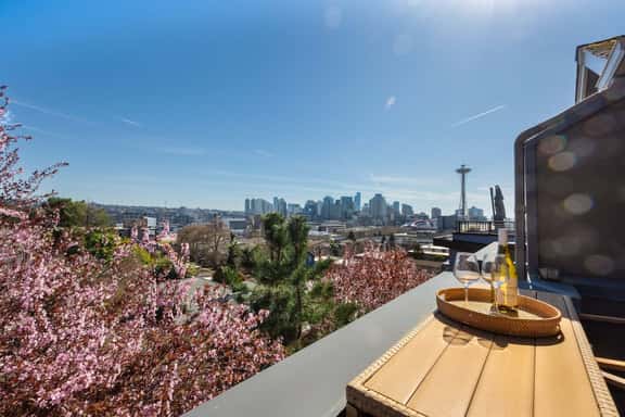 Queen Anne Secret Garden, Space Needle & City Skylight View - Image 1