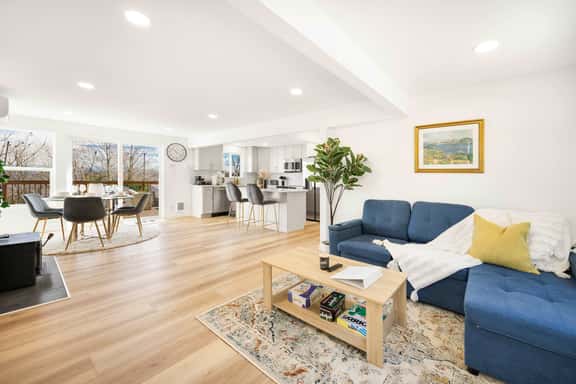 Step-Free 2BR Retreat w, Panoramic Views on Deck - Image 1