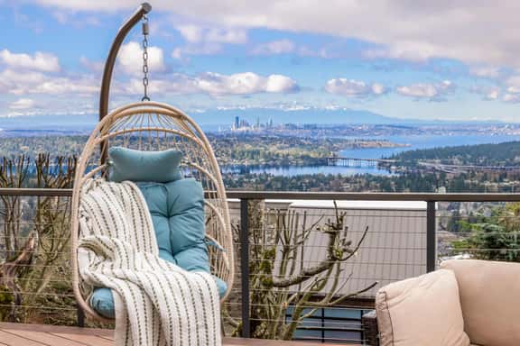 Luxury Bellevue 2B Basement w, Stunning View - Image 1