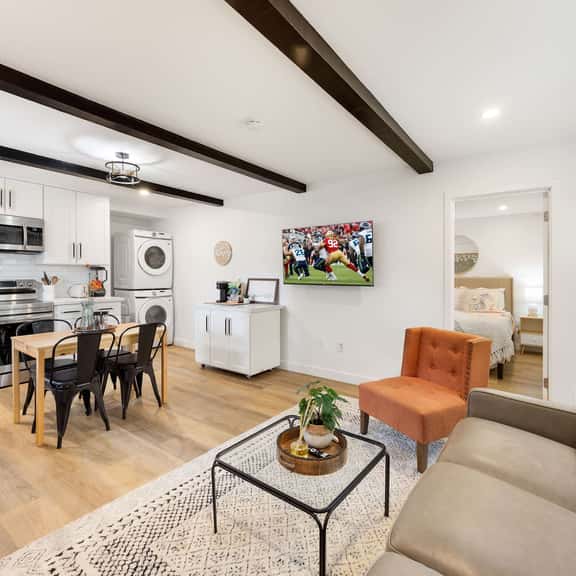 Designer 1BR Oasis | 1 Min to I-5 & Costco - Image 1