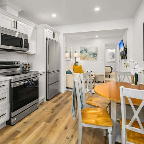 Brand New Designer's Stylish 1BR Home - 1min to I5 - Image 1