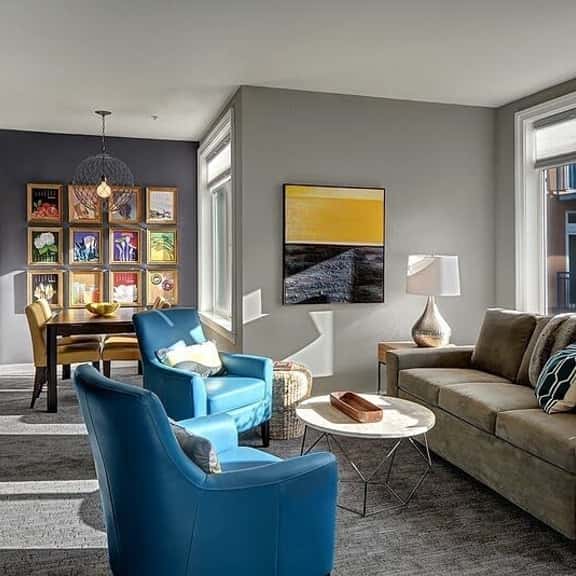 DT Designer's 2BR Condo Parking, Tub, Pool - 99 walk score - Image 1
