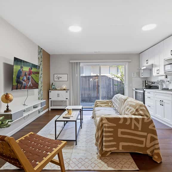 Designer Daylight Basement, Near Edmonds Downtown - Image 1