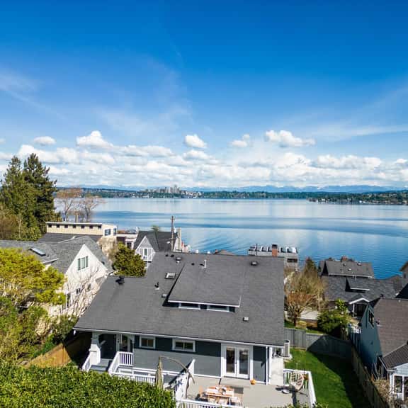 Leschi Retreat w, Breathtaking Water View,Sleeps 14 - Image 1