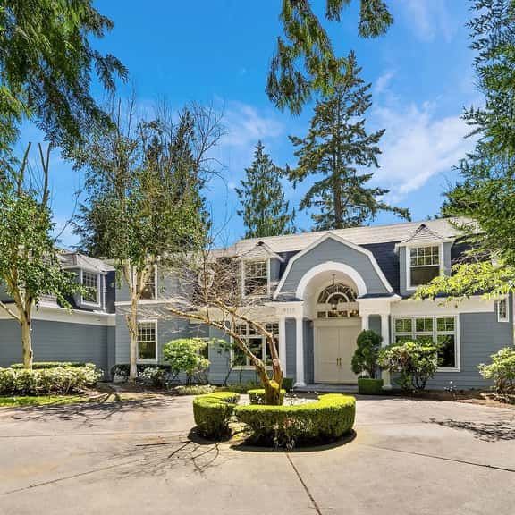 Medina Elegant 5BR Mansion, Lake Park & Bellevue DT - Image 1
