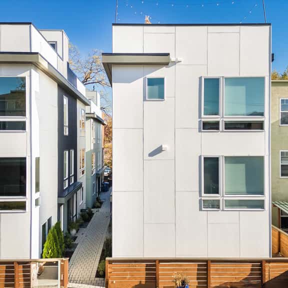 Modern 2024-Built Townhome, Near Hospitals & DT - Image 1