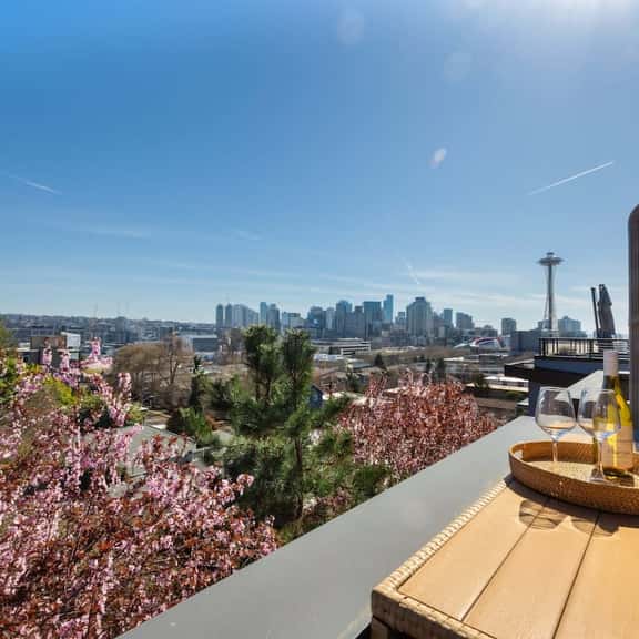 Queen Anne Secret Garden, Space Needle & City Skylight View - Image 1