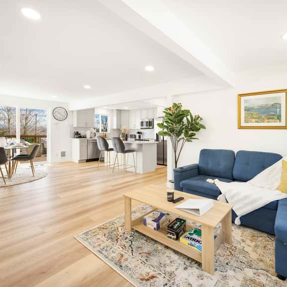Step-Free 2BR Retreat w, Panoramic Views on Deck - Image 1