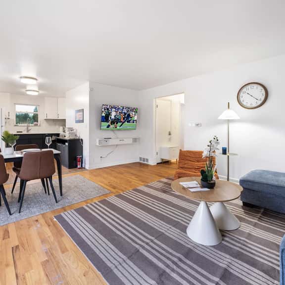 2BR Seattle Cozy Stay, AC, Near UW & Transit - Image 1