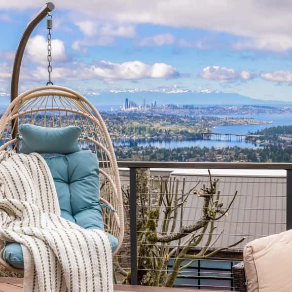 Luxury Bellevue 2B Basement w, Stunning View - Image 1