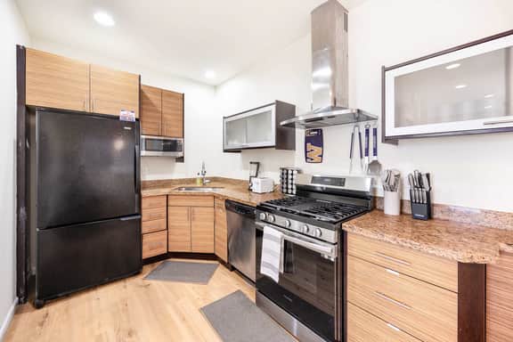 3BR Modern Townhome w, Parking Near UW & Childrens Hospital