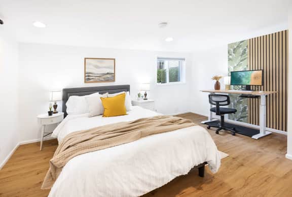 Artist 750sqft 2BR Basement, Maple Leaf Park