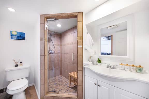 Artist 750sqft 2BR Basement, Maple Leaf Park