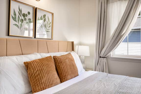 Kirkland Elegant 4B 2,5B Family Retreat with Designer Decor