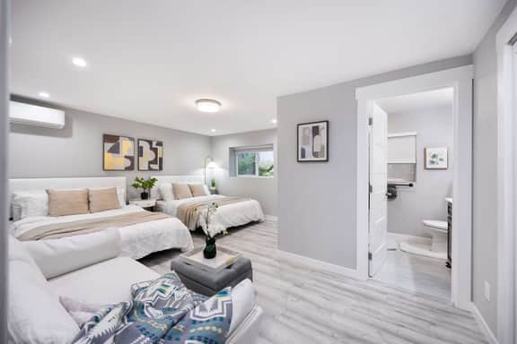 Kirkland Home with 2 Queen Beds - Totem Lake Village