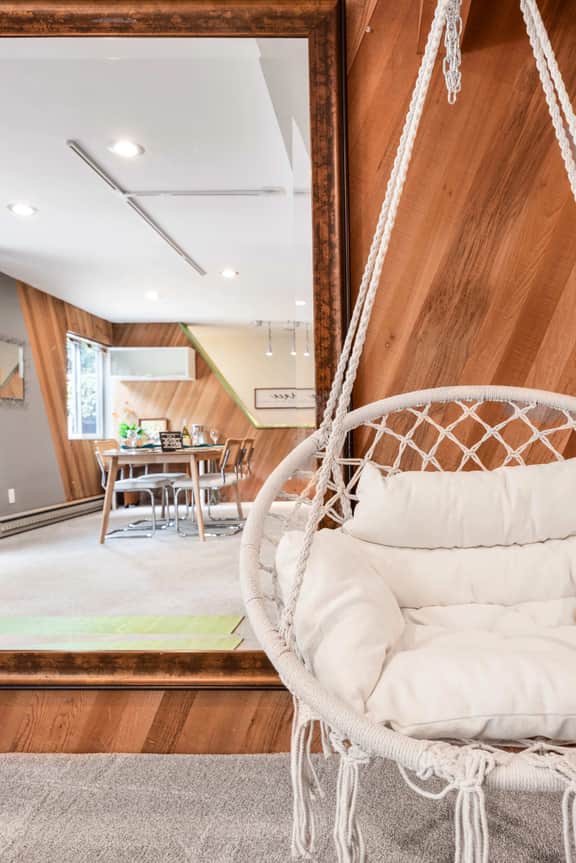 Kirkland Oasis, Chic Basement Retreat with Hot Tub