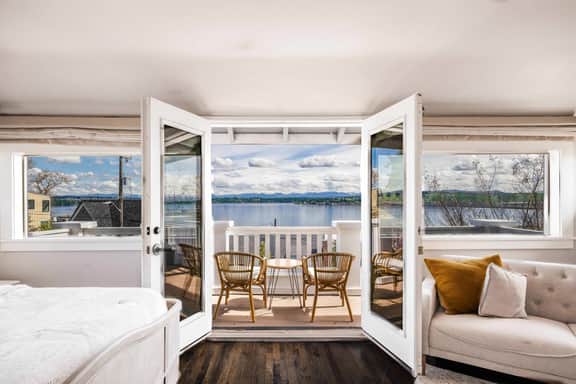 Leschi Retreat w, Breathtaking Water View,Sleeps 14