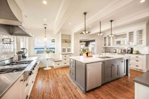 Leschi Retreat w, Breathtaking Water View,Sleeps 14