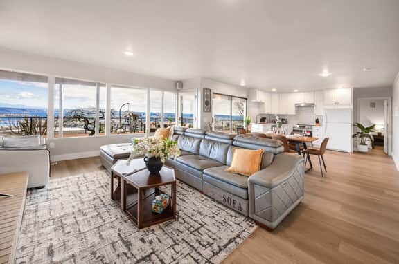 Luxury Bellevue 2B Basement w, Stunning View