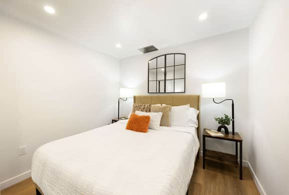 Modern 1BR Designer's Oasis 1min to I-5, Costo