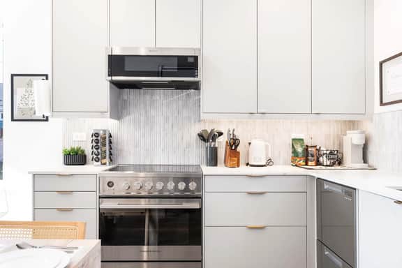 Modern 2024-Built Townhome, Near Hospitals & DT