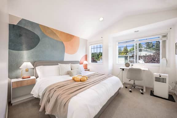 Modern 2BR Gem , Near UW & Lake Trails & Garage