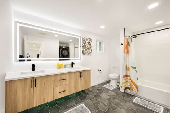 Modern 3BR Retreat w, City Views, 2 Living Spaces