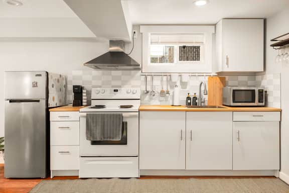 Spacious 2BR Home, Backyard Parking & UW
