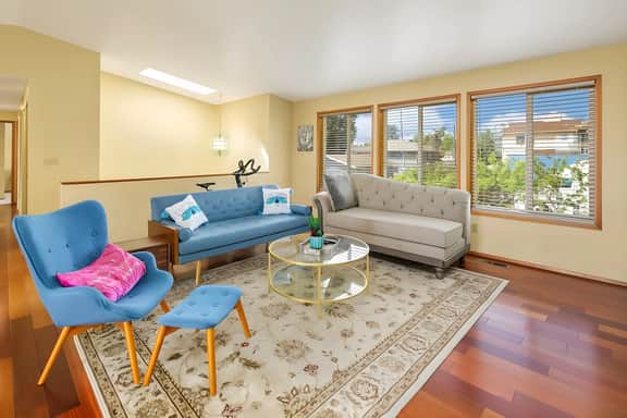 Colorful Family House w, Big Deck, 3 mins to I5