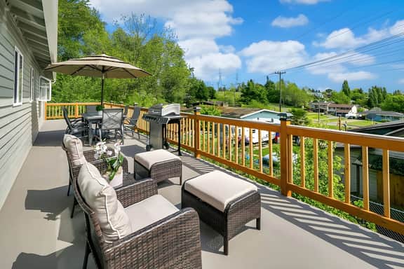 Colorful Family House w, Big Deck, 3 mins to I5
