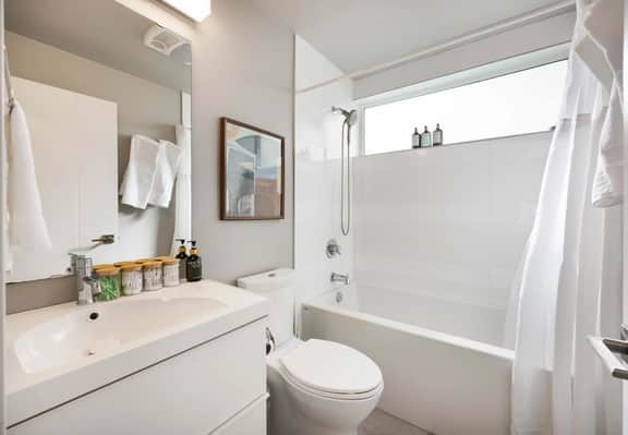 Eco-Friendly 3BR Retreat w, UW & Hospital
