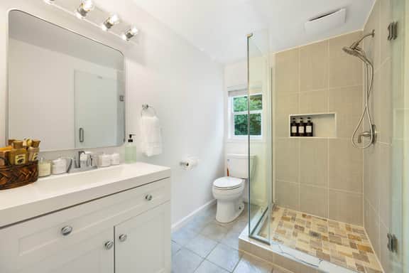 Modern Bothell 980SF 2BR Near Woodinville Wineries - Image 3
