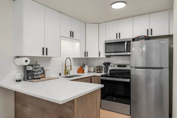 Brand New 2BR Queen Anne Condo, Designer's Taste - Image 3