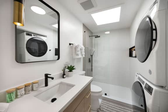 Modern 2BR Queen Anne Condo, Walk to Downtown - Image 5