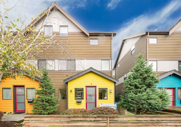 3BR Modern Townhome w, Parking Near UW & Childrens Hospital