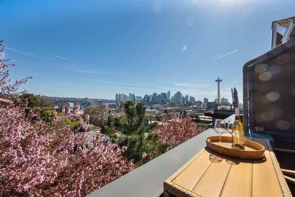 Queen Anne Secret Garden, Space Needle & City Skylight View
